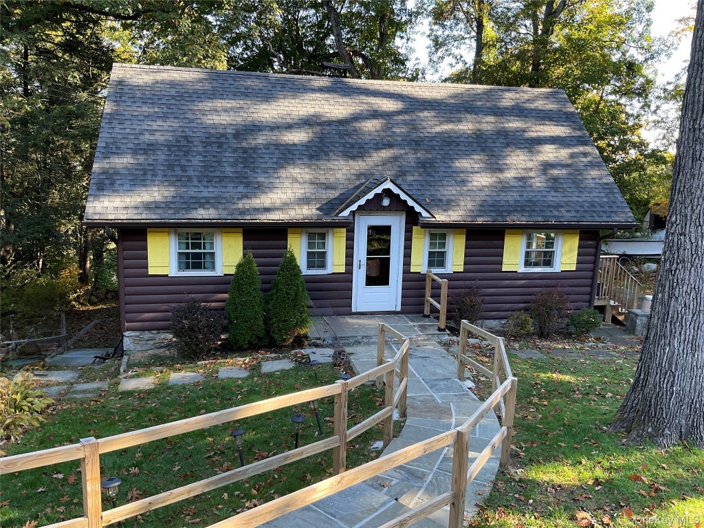 Photo of 32 Crest Drive, Mahopac, NY 10541 (MLS # 1064108)