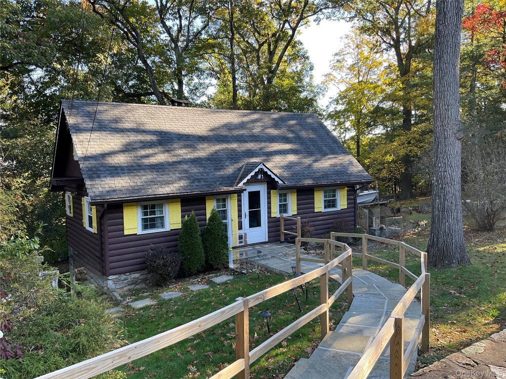 Photo of 32 Crest Drive, Mahopac, NY 10541 (MLS # 1064108)