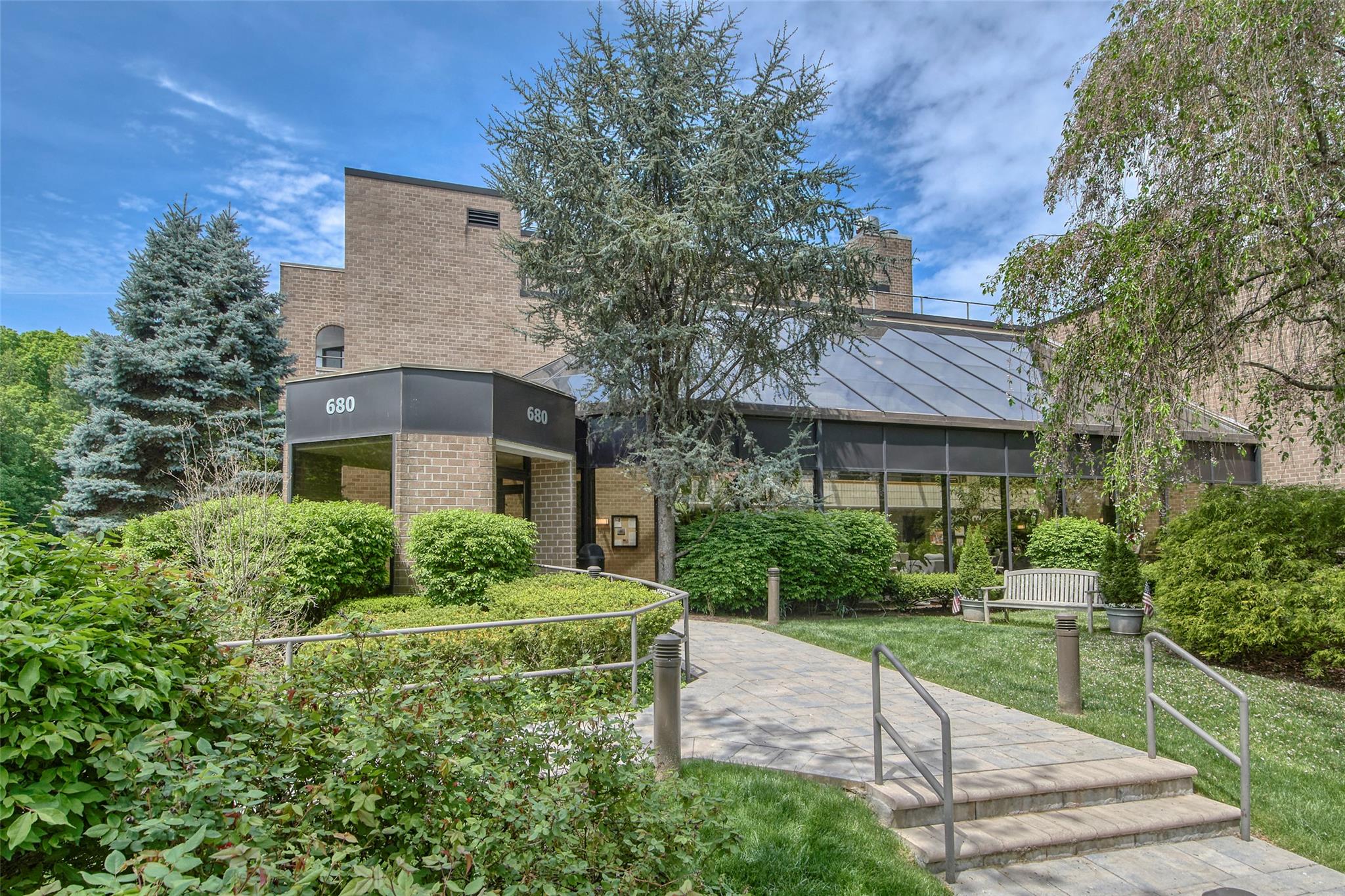 W Boston Post Road 3R, Mamaroneck, New York - 2 Bedrooms  
3 Bathrooms  
5 Rooms - 