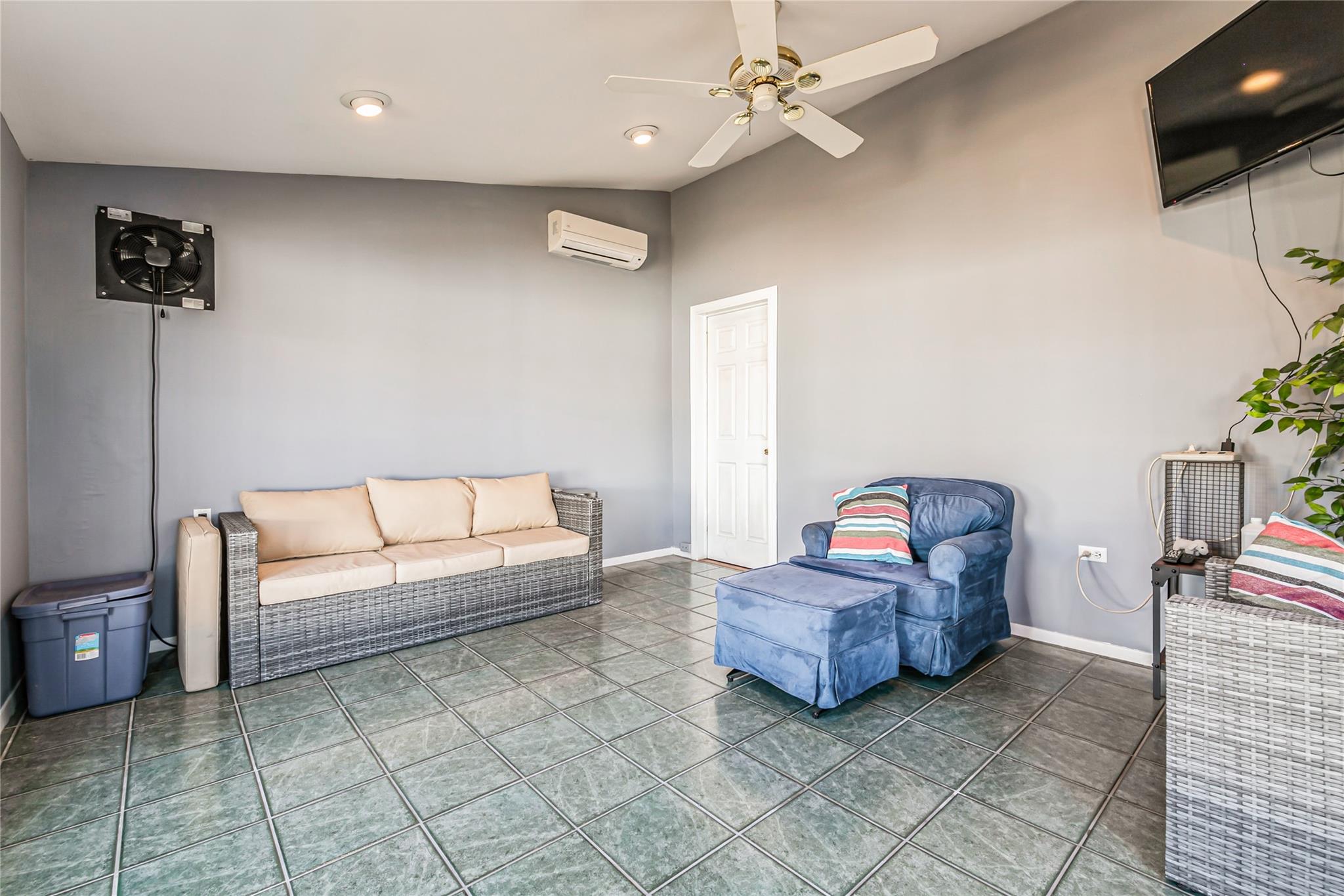 263 E 3rd Street, Deer Park, New York image 25