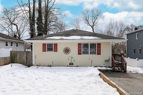 Homes For Sale - 6 Oakdale Avenue<br/> Selden, NY 11784