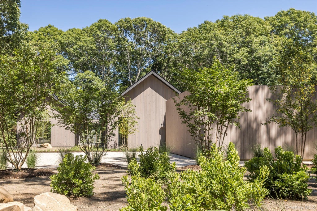 Photo of 6 Great Circle Road, Shelter Island, NY 11964 (MLS # 1027086)