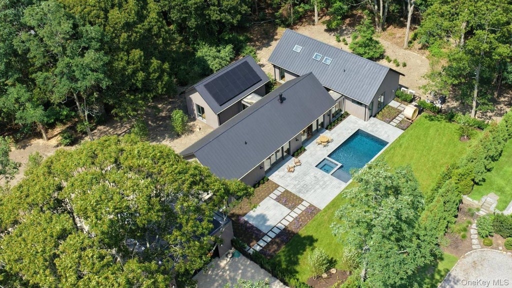 Photo of 6 Great Circle Road, Shelter Island, NY 11964 (MLS # 1027086)