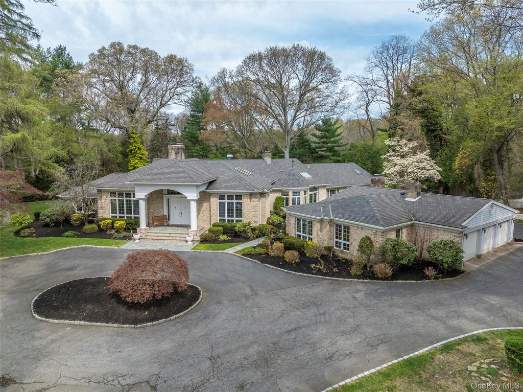 Photo of 1095 Pine Valley Road, Upper Brookville, NY 11771 (MLS # 986963)