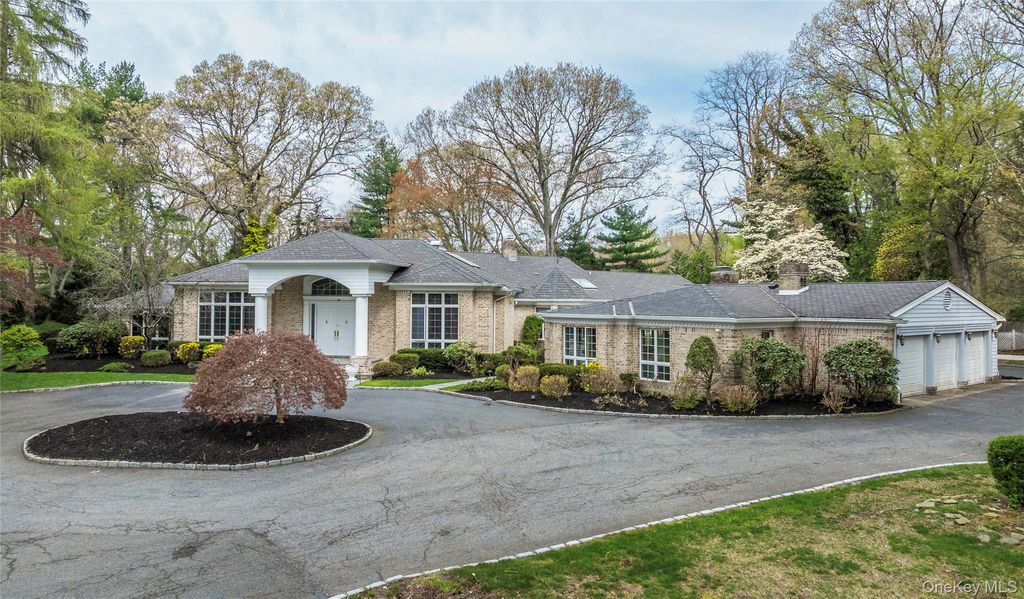 Photo of 1095 Pine Valley Road, Upper Brookville, NY 11771 (MLS # 986963)