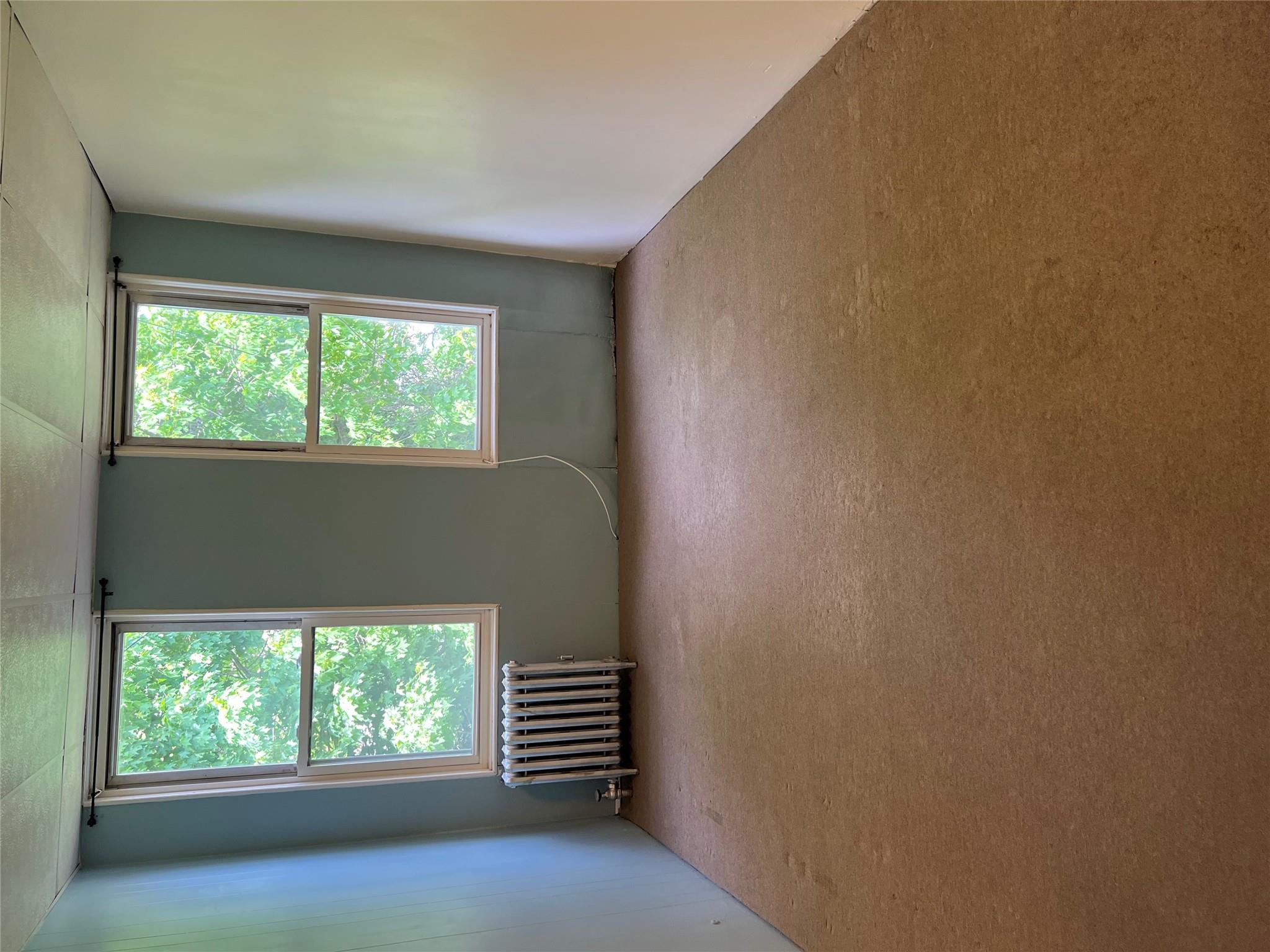 Grand Ave Ave, Maspeth, Queens, NY - 1 Bedrooms  
1 Bathrooms  
3 Rooms - 
