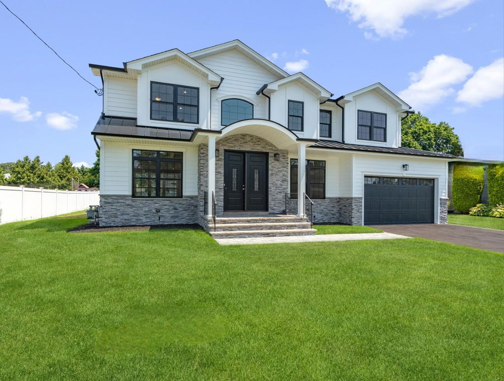 Photo of 25 Westchester Avenue, Jericho, NY 11753 (MLS # 894303)