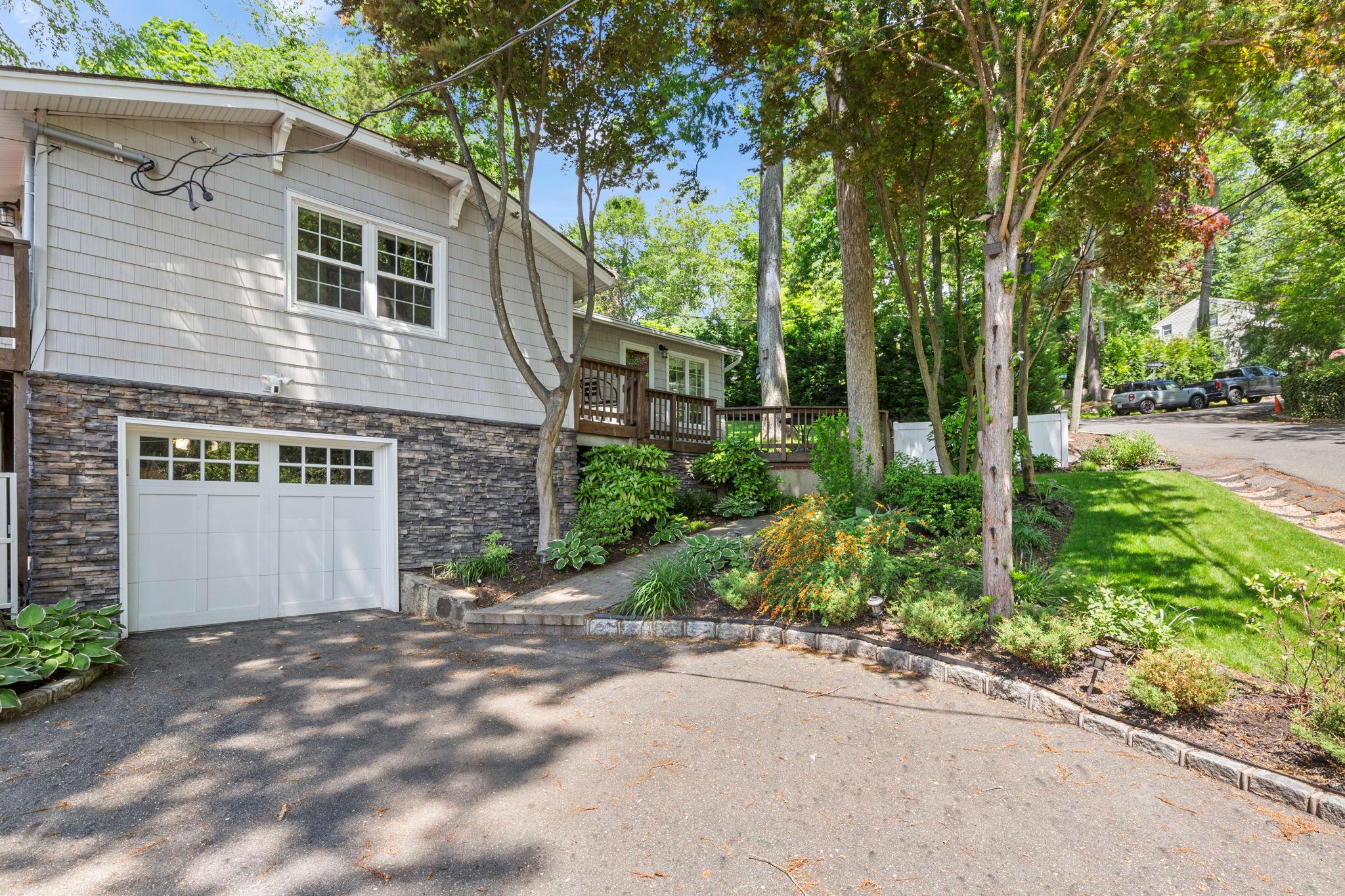 81 Lone Oak Drive, Centerport, New York image 1