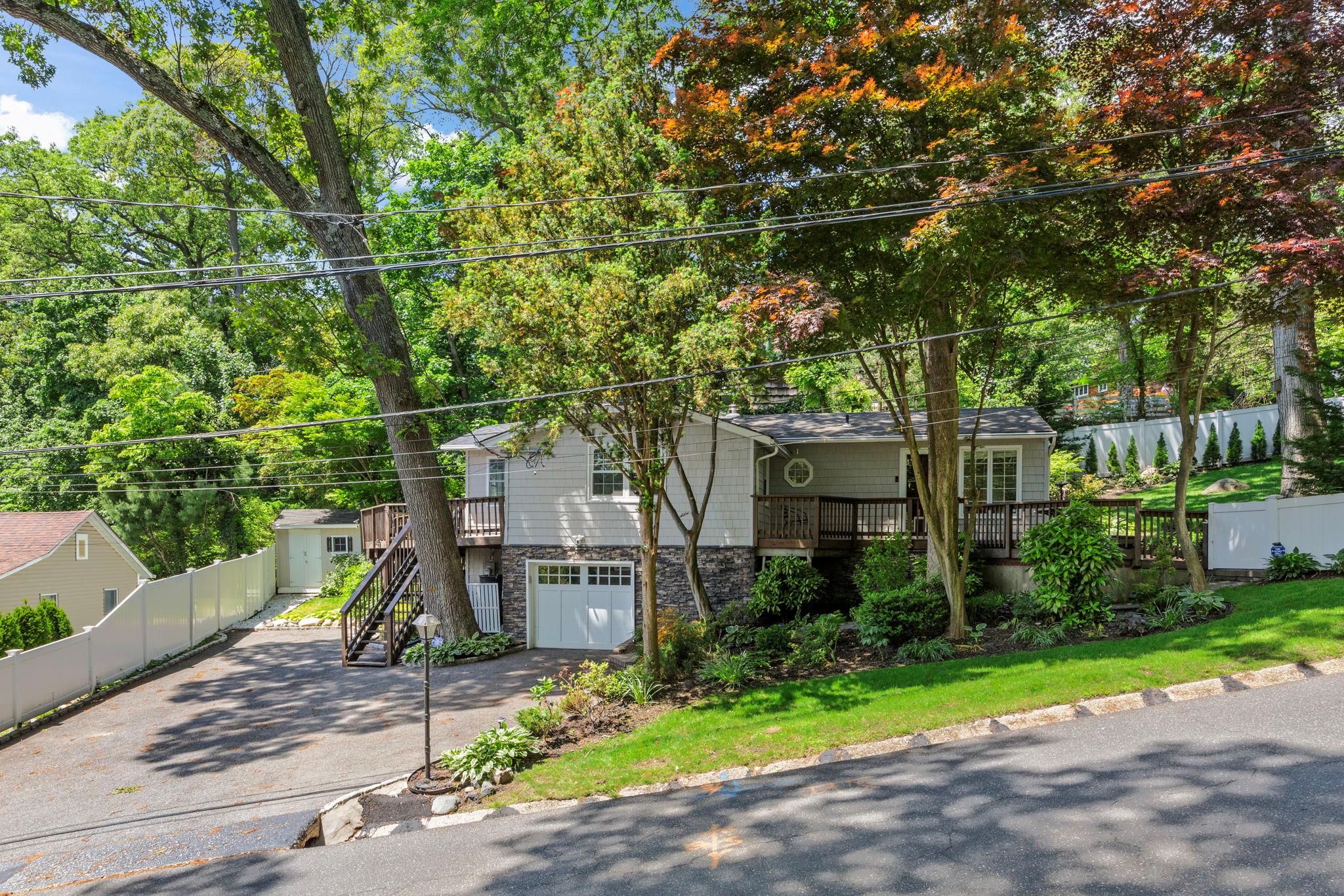 81 Lone Oak Drive, Centerport, New York image 2