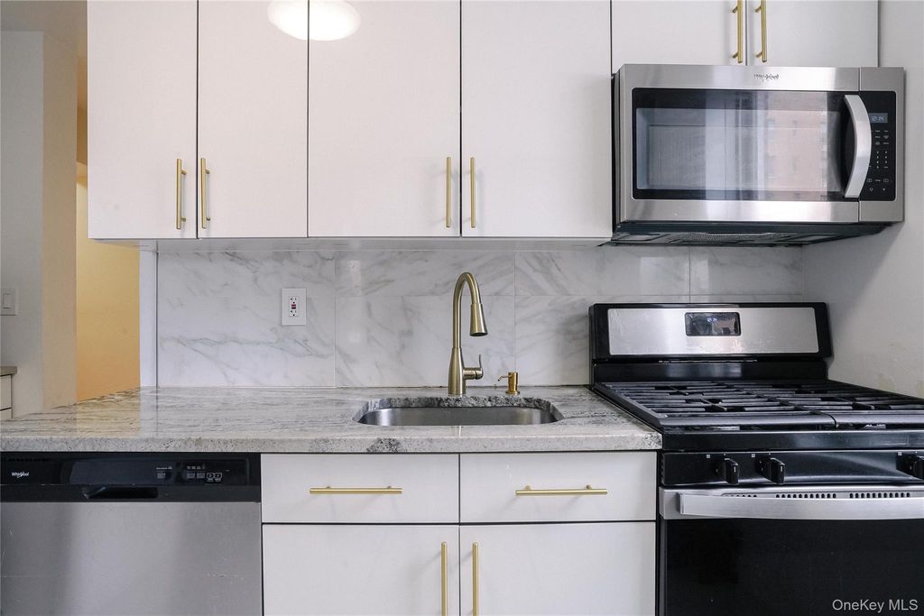 Photo of 345 Bronx River Road #4D, Yonkers, NY 10704 (MLS # 962036)