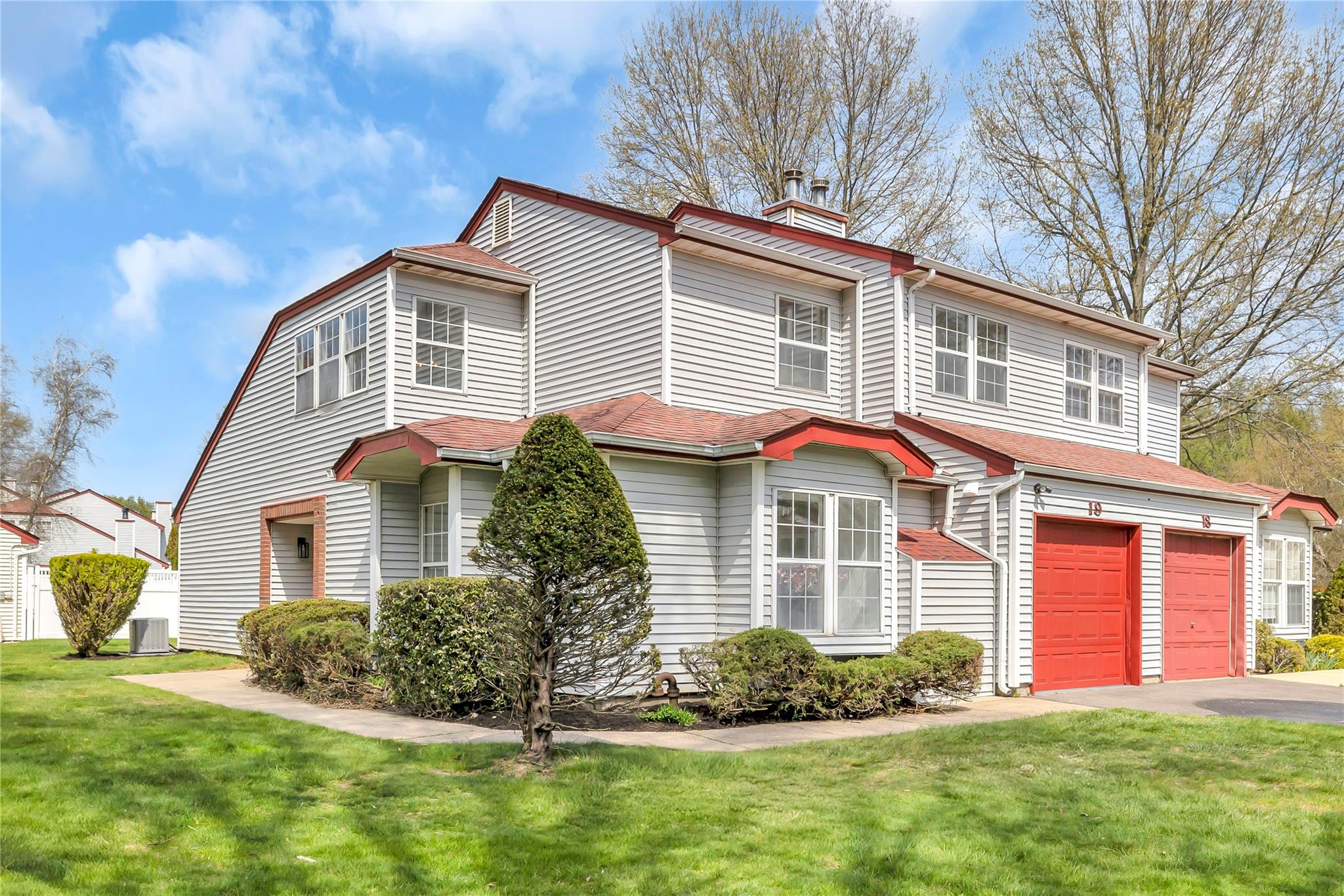 19 Hancock Court, Coram, New York image 1