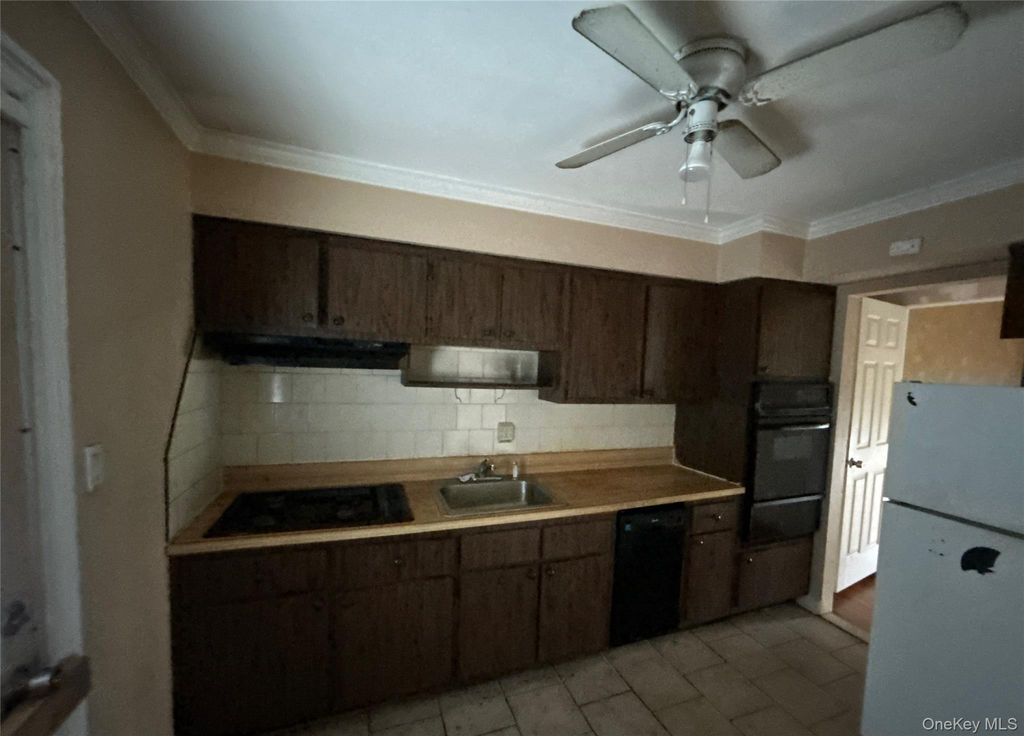 Photo of 461 Skidmore Road, Deer Park, NY 11729 (MLS # 942729)