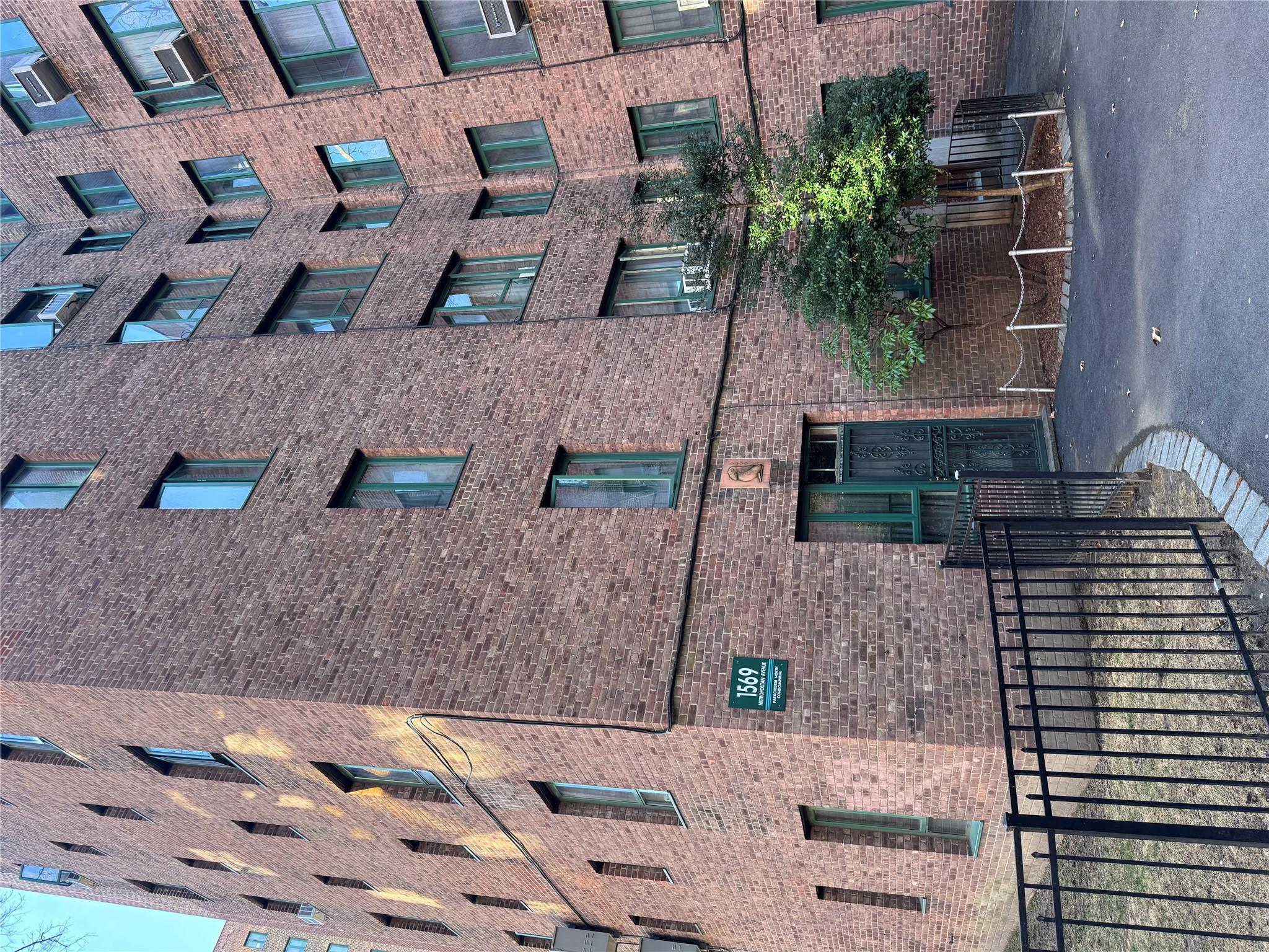 Property for Sale at Metropolitan Avenue 5G, Bronx, New York - Bedrooms: 2 
Bathrooms: 1 
Rooms: 4  - $269,000