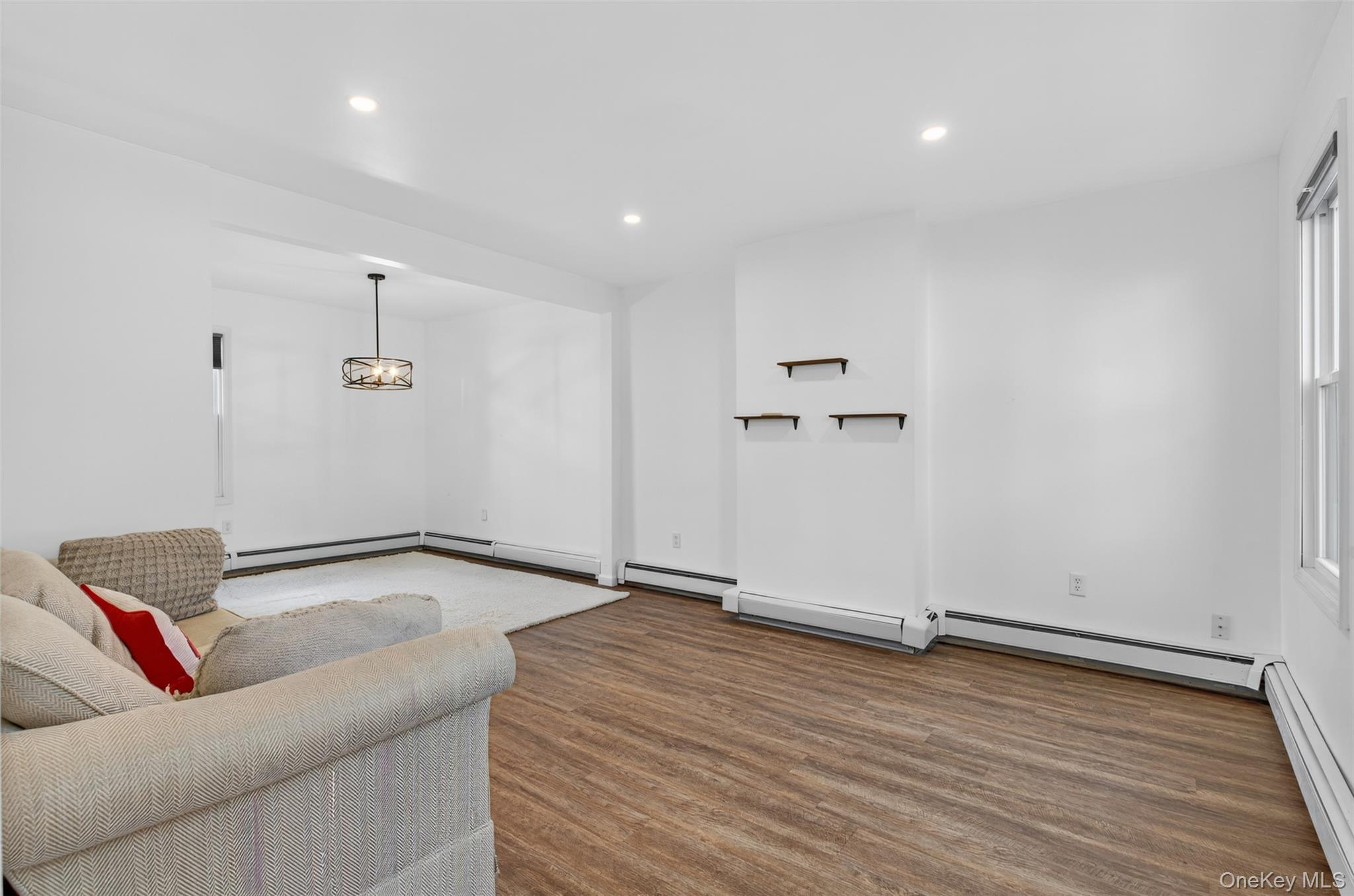 Kingston, New York 12401, United States, 2 Bedrooms Bedrooms, ,1 BathroomBathrooms,Residential,Active,191729