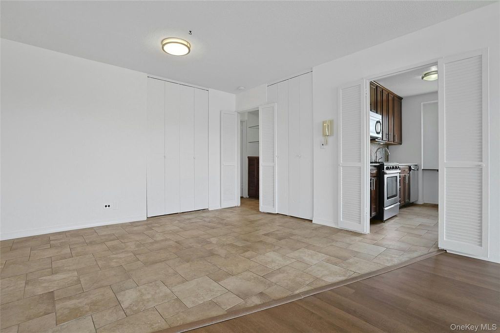 Photo of 3333 Henry Hudson Parkway Pkwy #4M, Bronx, NY 10463 (MLS # 955096)