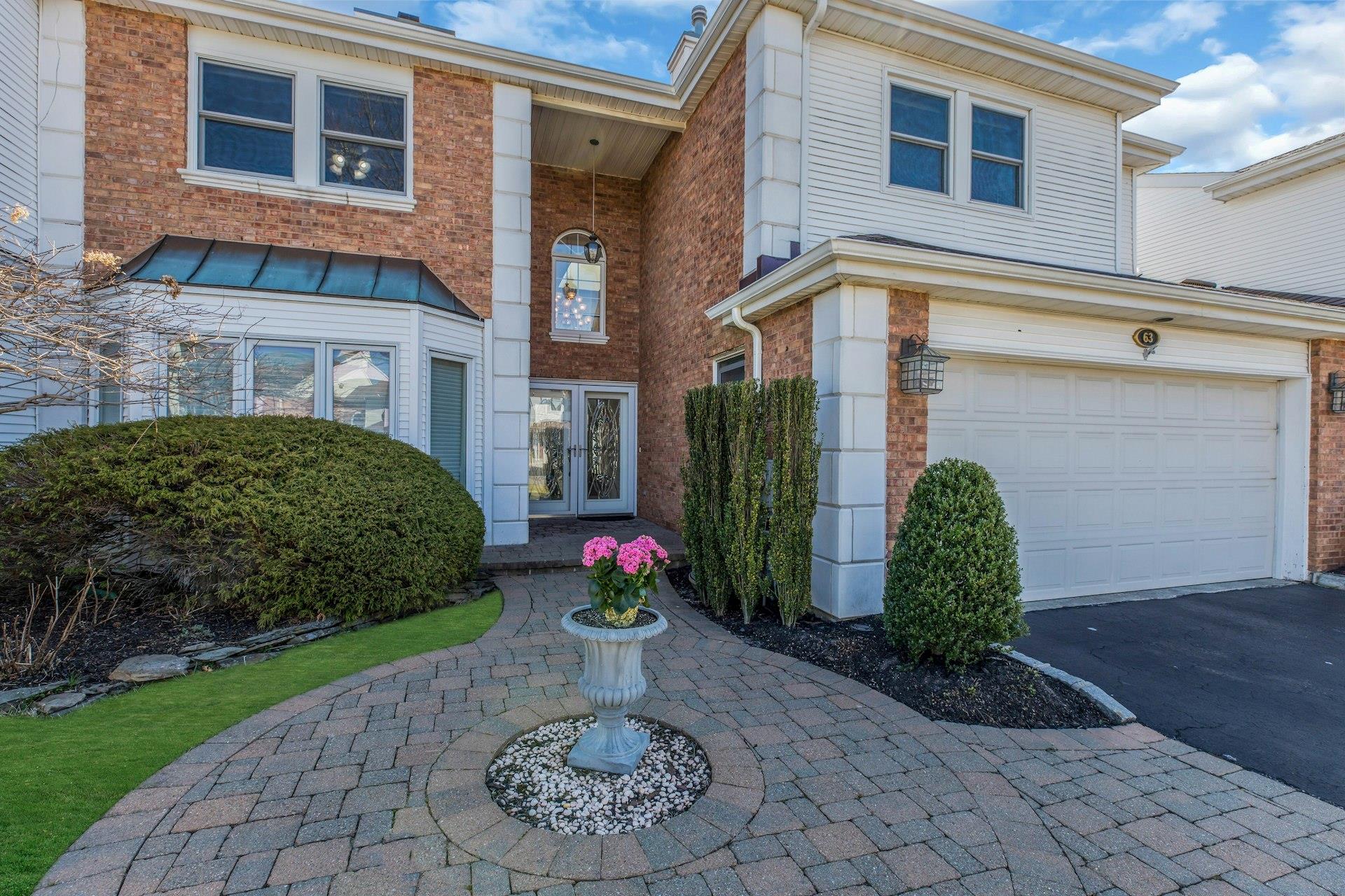 Property for Sale at Hamlet Drive 63, Commack, Hamptons, NY - Bedrooms: 3 
Bathrooms: 4  - $990,000