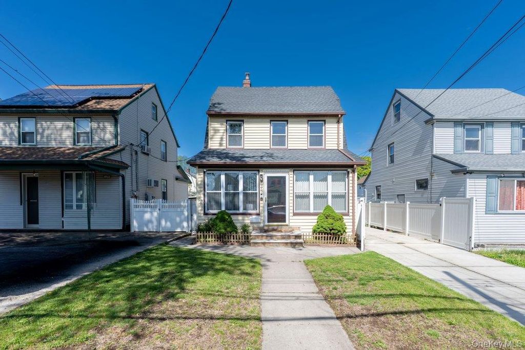 Photo of 89-67 218th Place, Queens Village, NY 11427 (MLS # 990969)