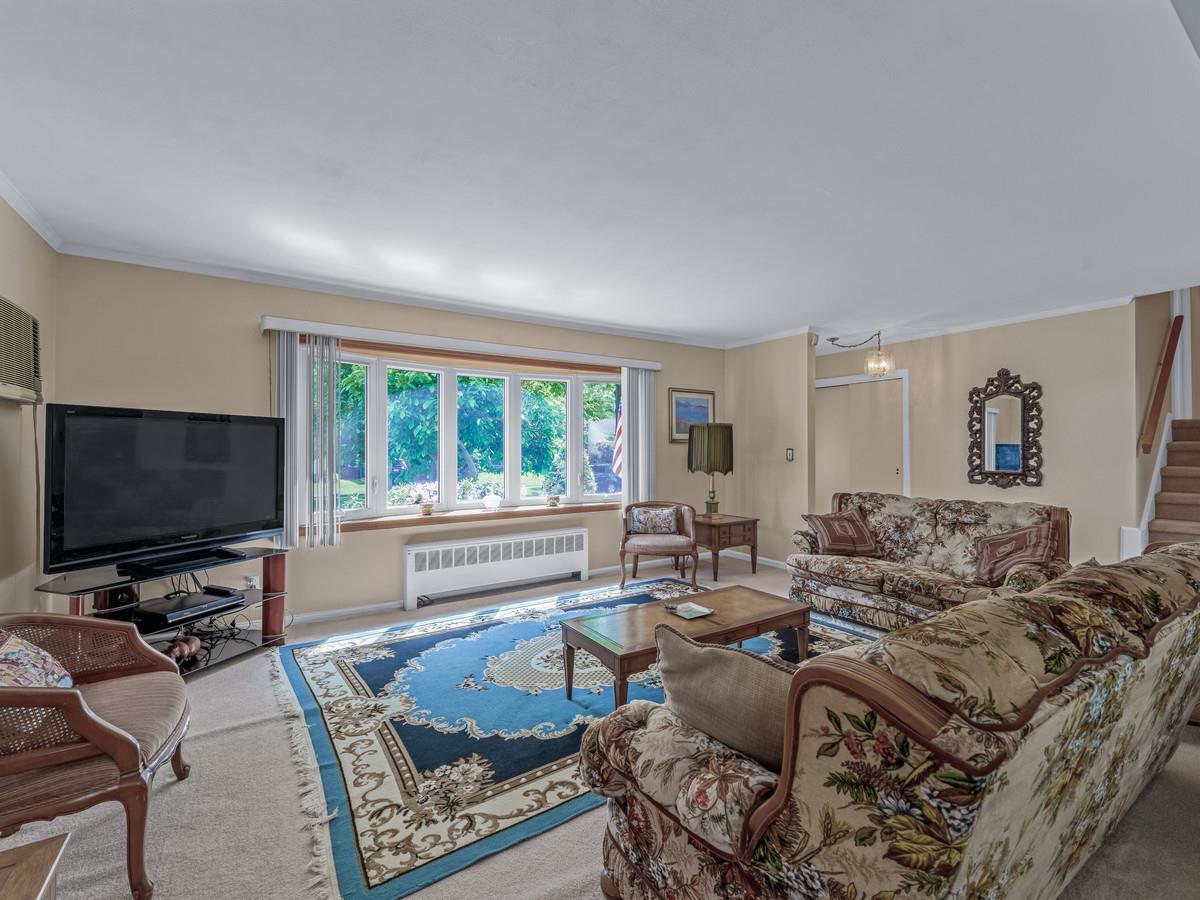 38 Pell Terrace, Garden City, New York image 2