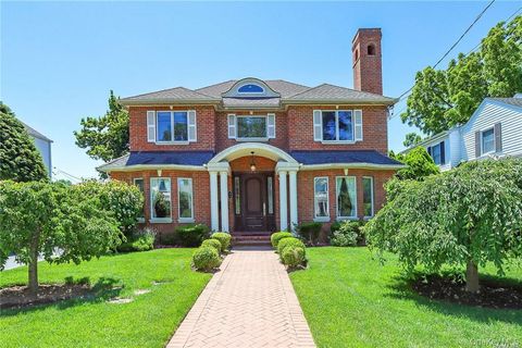 Photo of 24 Steamboat Road, Great Neck, NY 11024 (MLS # 927695)