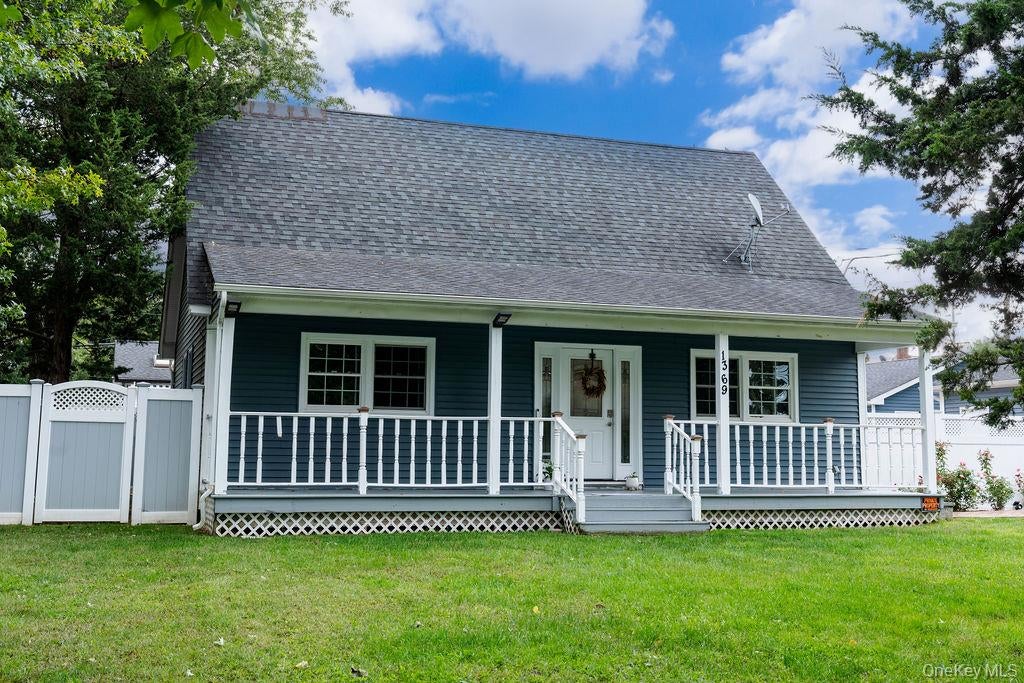 Photo of 1369 N Clinton Avenue, Bay Shore, NY 11706 (MLS # 1056795)