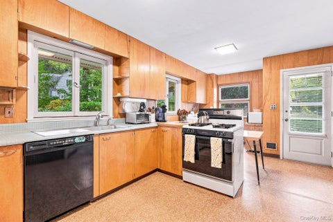 Tiny photo for 21 Seely Place, Scarsdale, NY 10583 (MLS # 1050370)