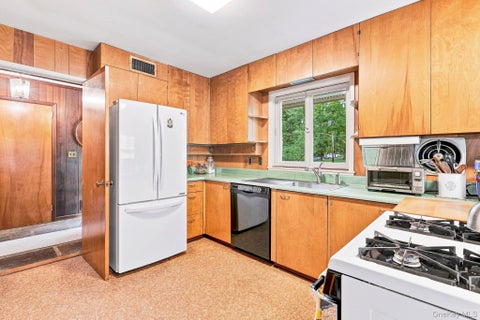 Tiny photo for 21 Seely Place, Scarsdale, NY 10583 (MLS # 1050370)