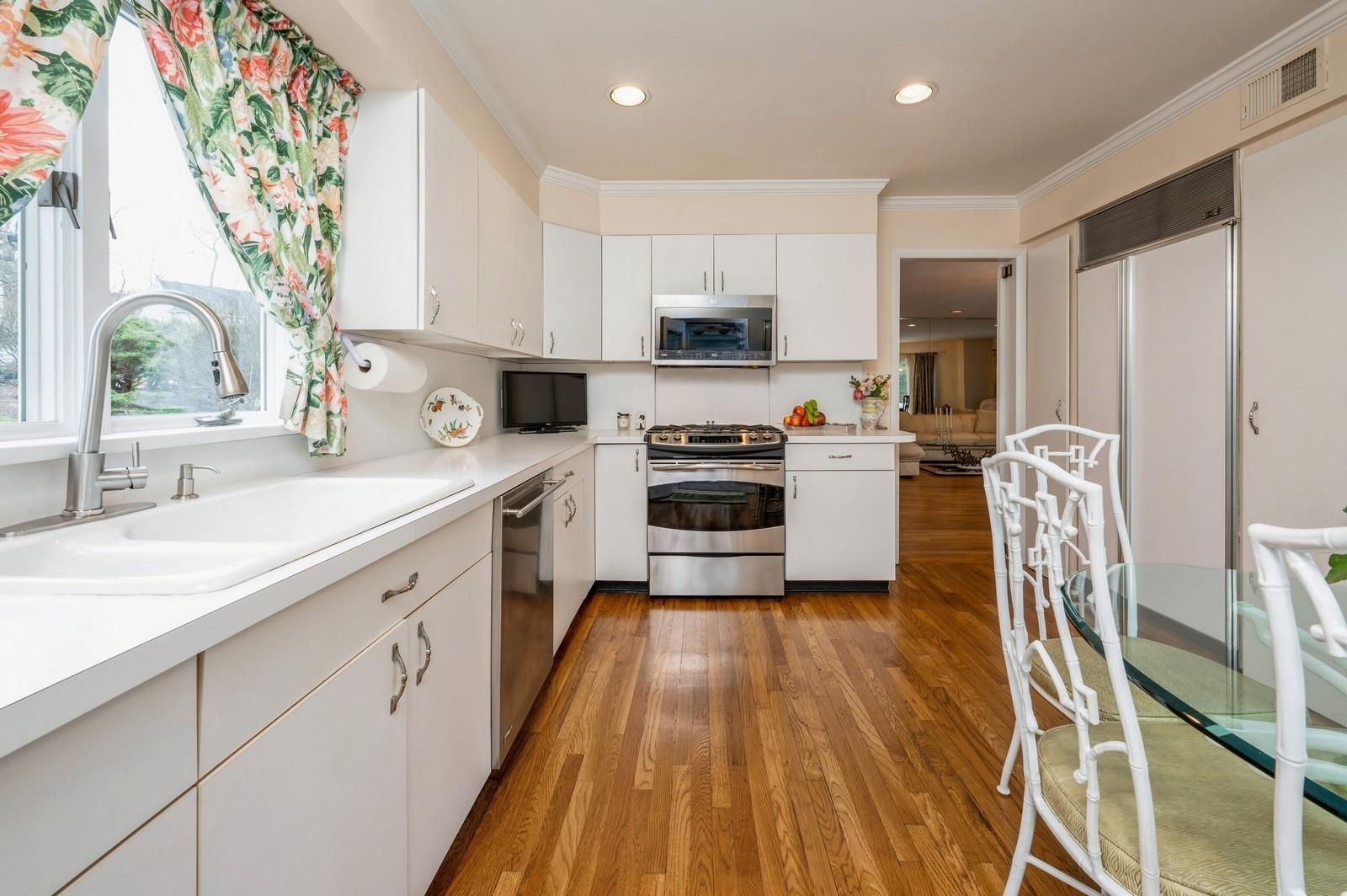 16 E Greenvale Place, Scarsdale, Florida image 10