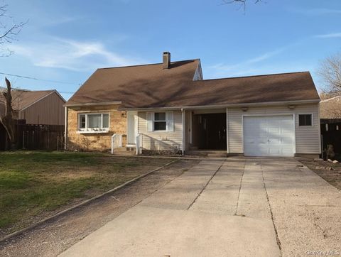 2 Oakland Drive N Riverhead NY 11901