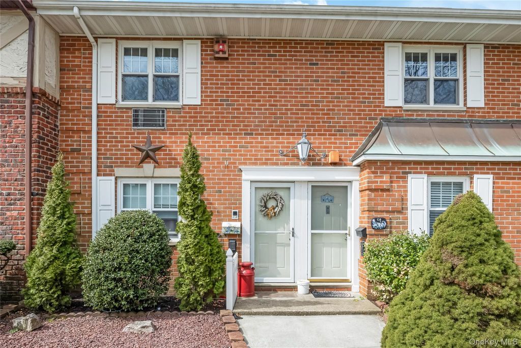 Photo of 10 Glen Hollow Road #C7, Holtsville, NY 11742 (MLS # 976446)