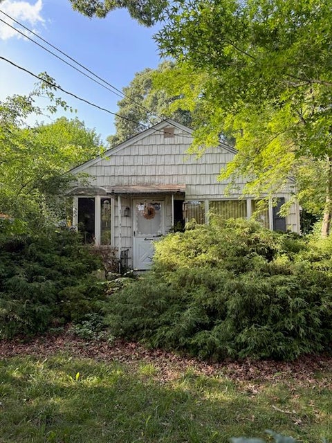 Homes For Sale - 11 W Hemlock Street<br/> Islip, NY 11751