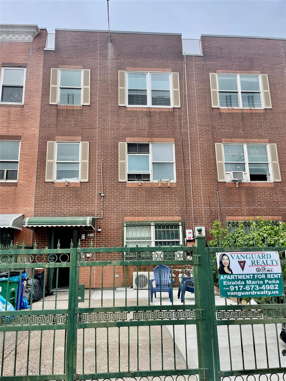 E 141 Street, Bronx, New York - 3 Bedrooms  
1 Bathrooms  
5 Rooms - 