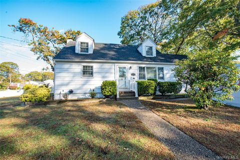 Photo of 7 Babe Ruth St, Bay Shore, NY 11706 (MLS # 928823)