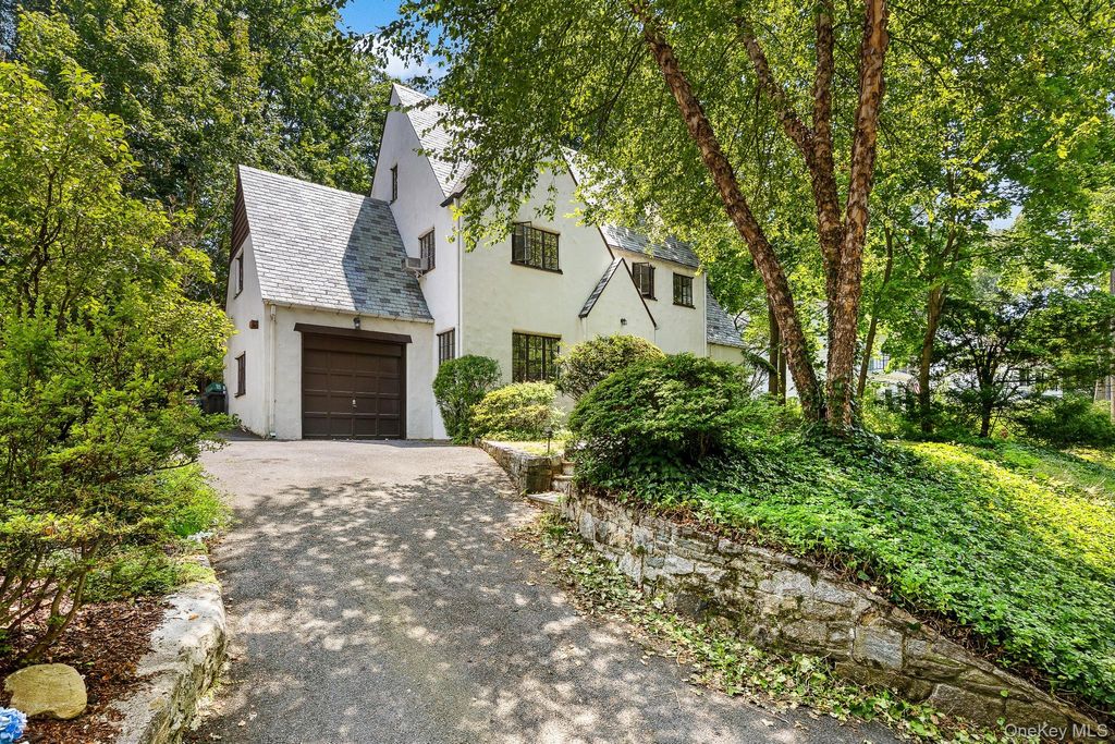 Photo of 10 River Road, Scarsdale, NY 10583 (MLS # 996128)
