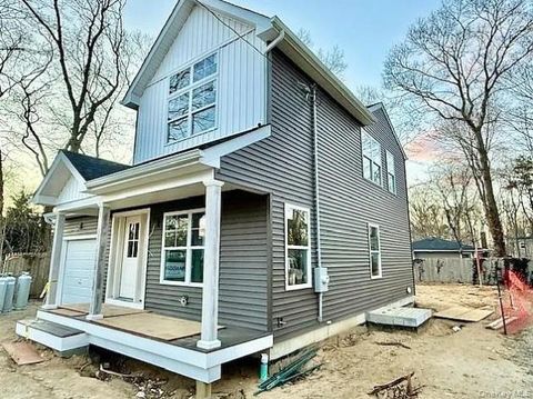 Photo of 27 Pinewood Dr, Shirley, NY 11967 (MLS # 927103)