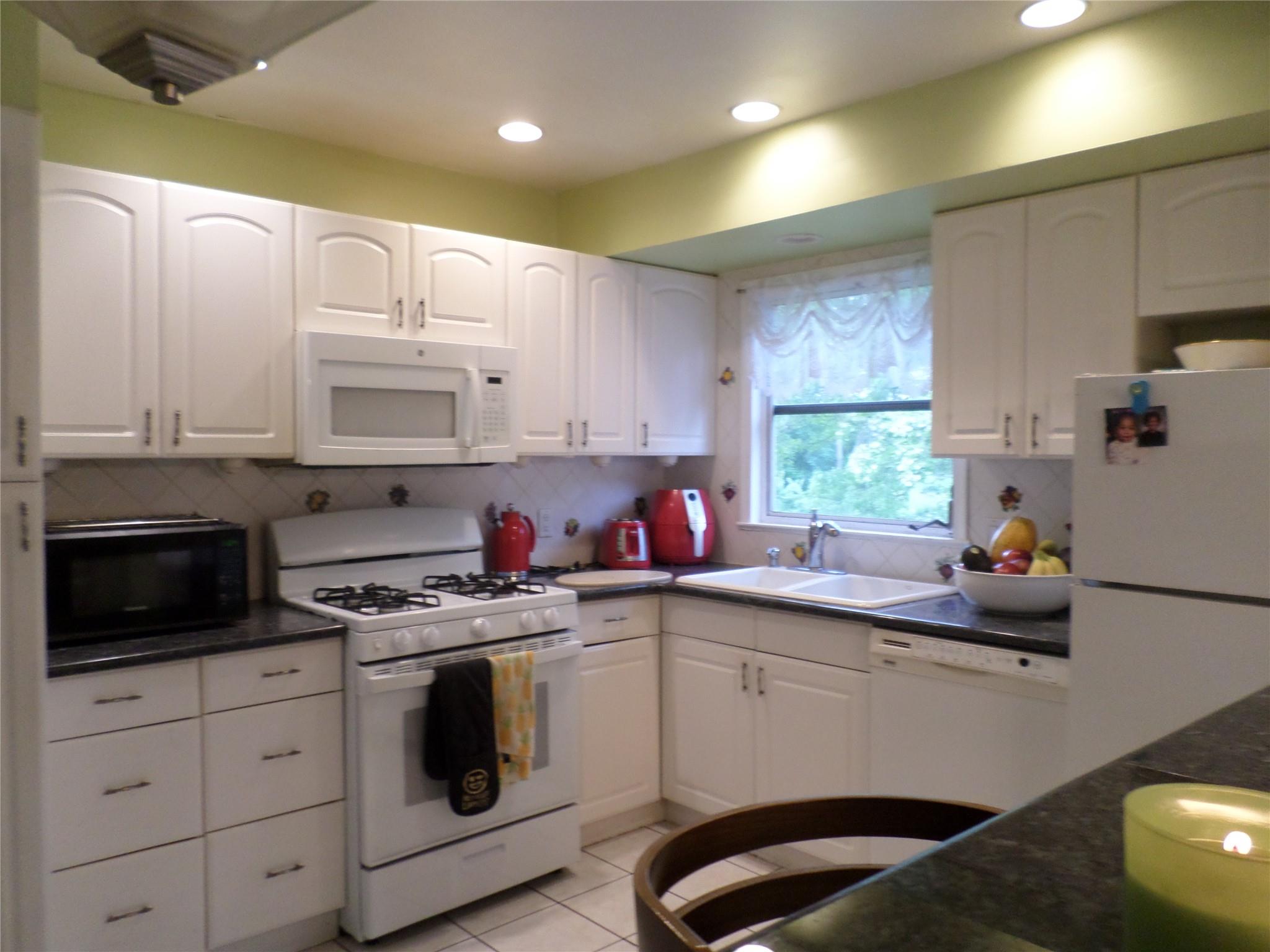 17 Johanna Lane, Monsey, New York image 3