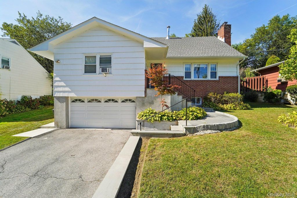 Photo of 252 County Center Road, White Plains, NY 10603 (MLS # 963191)