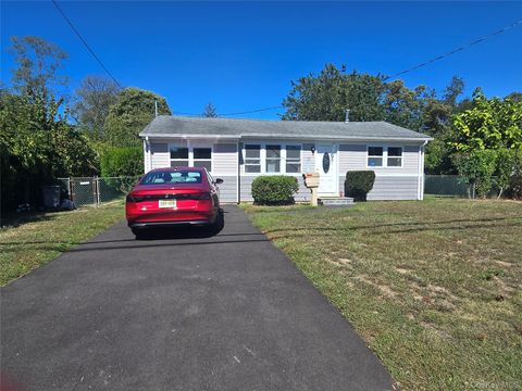 Photo of 31 21st Avenue Ave, Bay Shore, NY 11706 (MLS # 919880)