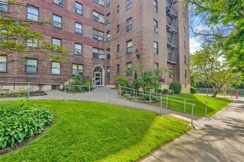 Photo of 141-10 25 Road #2F, Flushing, NY 11354 (MLS # 989723)