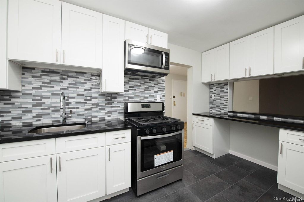 Photo of 94-30 60 Avenue #6G, Elmhurst, NY 11375 (MLS # 952043)