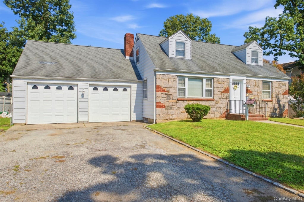 Photo of 573 Grove Place, Oceanside, NY 11572 (MLS # 1041863)