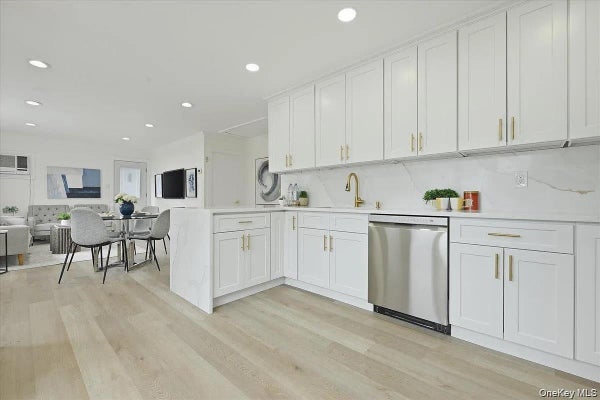 84 N FORDHAM RD, HICKSVILLE, NY 11801 - Image 5eb84bc8ebace35f2bd33409bbbdec1e/129519494