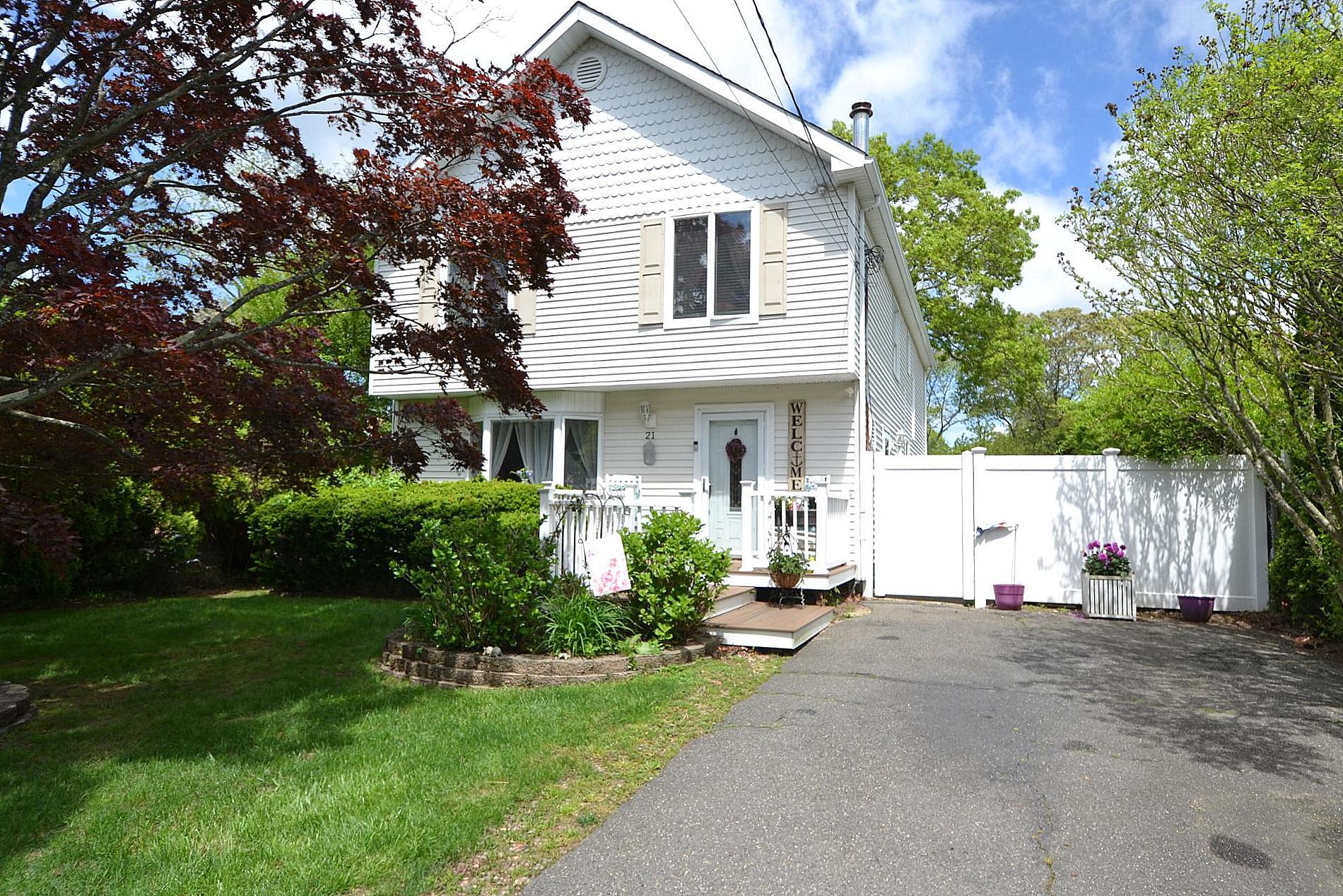 21 Northern Boulevard, Shirley, New York image 1