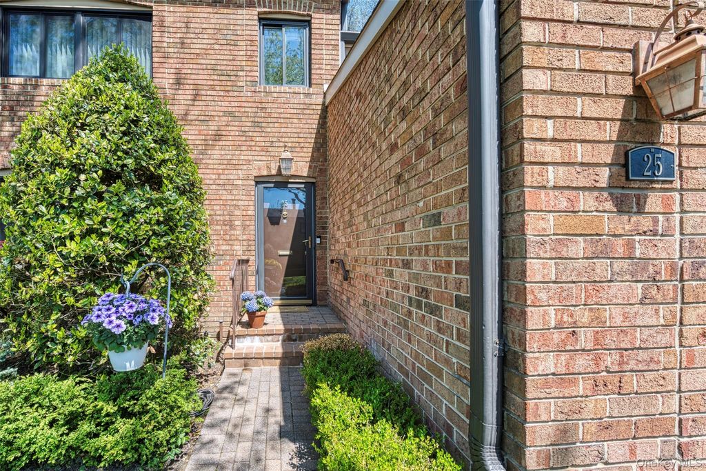 Photo of 25 Windsor Gate Drive, North Hills, NY 11040 (MLS # 995658)