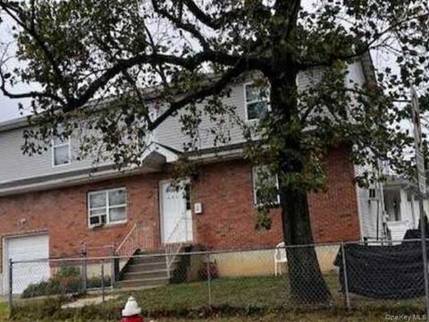 Photo of 394 Pinebrook Avenue, Rockville Centre, NY 11570 (MLS # 927364)