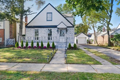 Photo of 233 Roxbury Road S, Garden City South, NY 11530 (MLS # 927678)