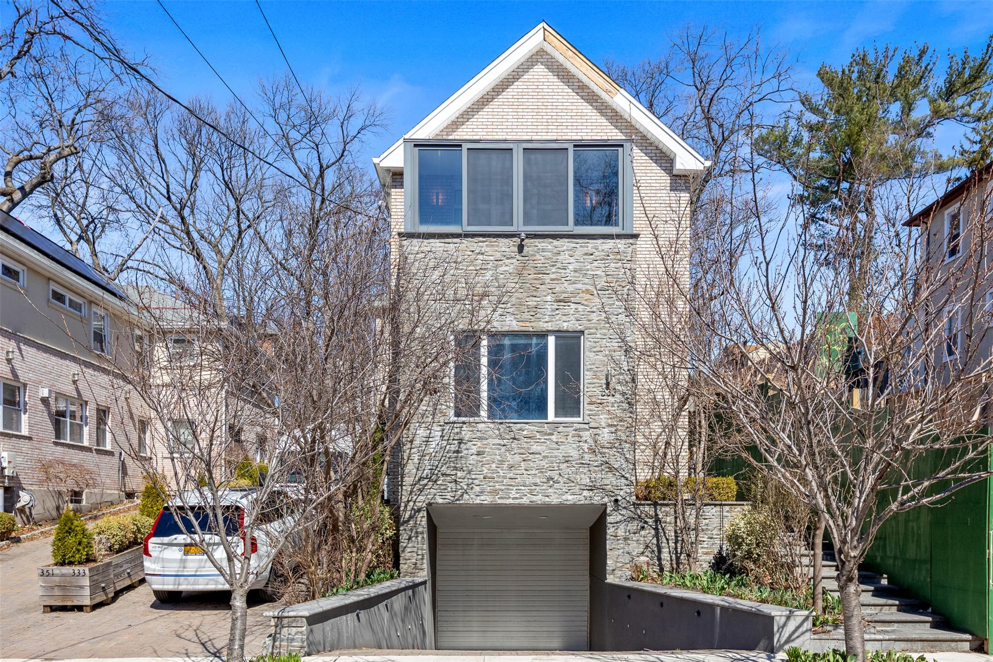 W 262nd Street, Bronx, New York - 5 Bedrooms  
6 Bathrooms  
14 Rooms - 