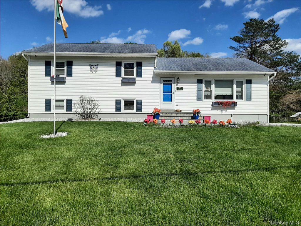 Photo of 13 Regency Drive, Wappingers Falls, NY 12590 (MLS # 994885)