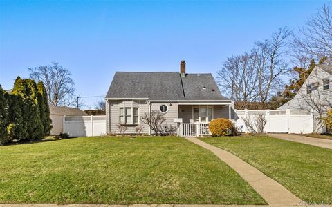 82 Barnyard Lane Levittown NY 11756