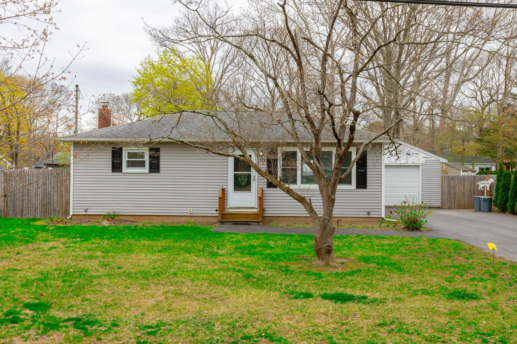 33 Pine Cone Street, Middle Island, New York image 20