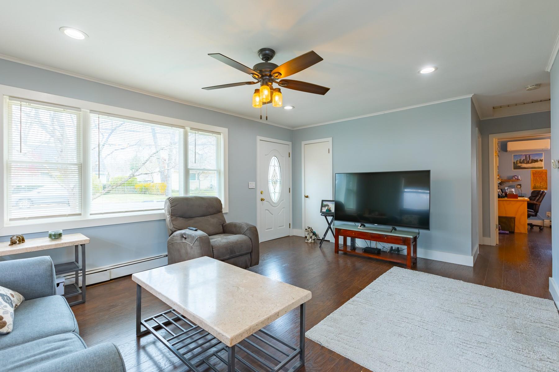 33 Pine Cone Street, Middle Island, New York image 5